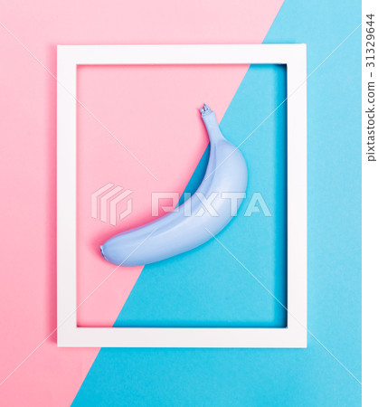 Painted banana on a vibrant background 31329644