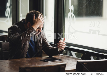 Amazed schoked man reading message or recieving 31330562