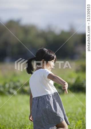 女孩在戶外玩 31330933