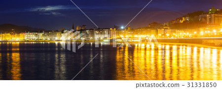 Panorama of La Concha creek in autumn night at Donistia 31331850