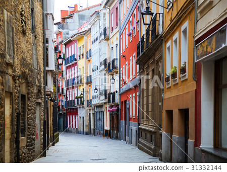 dwelling street in historic part of Vitoria-Gasteiz dwelling street in historic part of Vitoria-Gasteiz 31332144