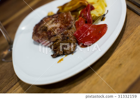 served veal with vegetables 31332159