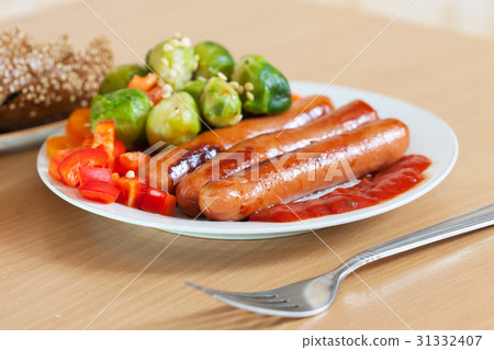 roasted sausages with broccoli 31332407