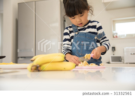 女孩切香蕉 女孩切香蕉 31332561