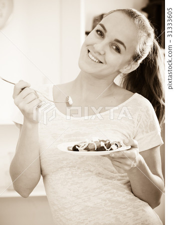 girl eating vegetable salad 31333605