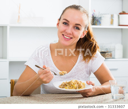 Girl eating porrige Girl eating porrige 31333607