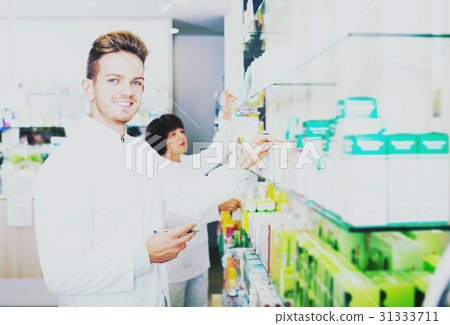 Pharmaceutist working in chemist shop 31333711
