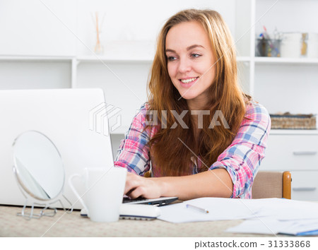 portrait of young woman whith laptop 31333868