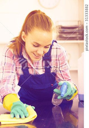 girl cleaning table with cloth 31333882