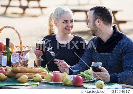 Couple having picnic at countryside 31334617