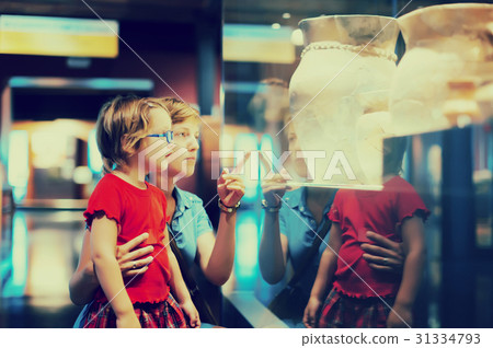 mother and child looking ancient amphores 31334793