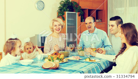 Sunday dinner of family 31334794