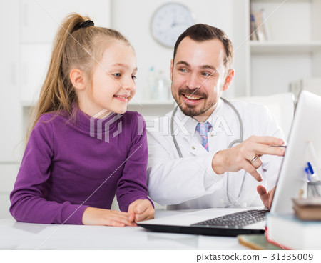 Male doctor and little girl 31335009