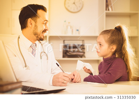 Male doctor and little girl 31335030