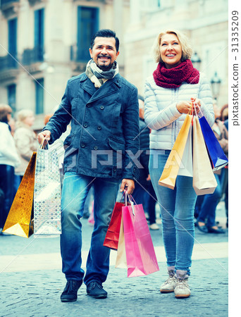 Mature couple in shopping tour. 31335209