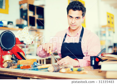 Joiner working in workshop Joiner working in workshop 31335483