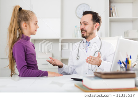Male doctor and little girl 31335537