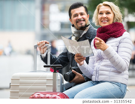 Senior travellers with city map 31335542