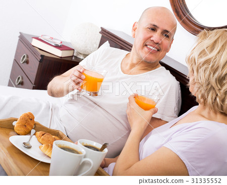Couple having breakfast in bed 31335552