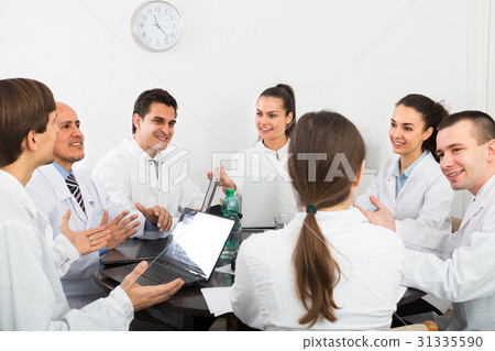 Specialists having discussion 31335590