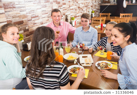Group of adults and teenagers spending time in cafe 31336046