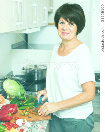 senior woman preparing salad 31336199