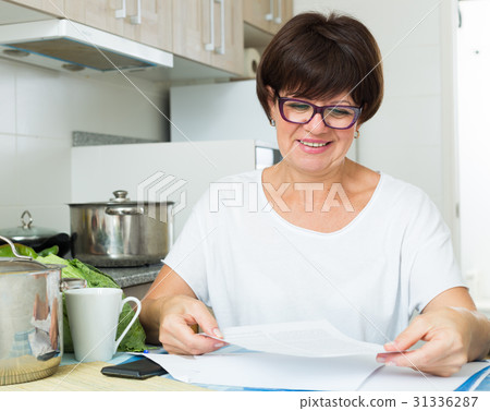 happy woman paying bills 31336287