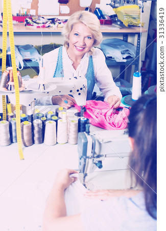 Tailor working on sewing machine 31336419