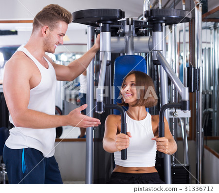 Instructor explaining how to train body 31336712