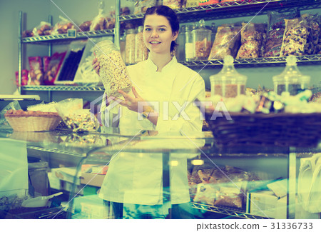 Woman proposes to try cashew nuts 31336733