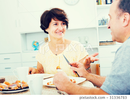 Woman eating lunch with husband Woman eating lunch with husband 31336783