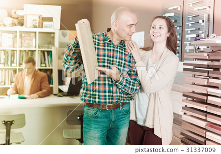 Couple buys a kitchen furniture set Couple buys a kitchen furniture set 31337009