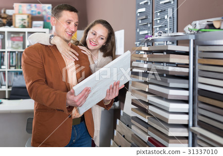Happy adult customers choosing kitchen facade Happy adult customers choosing kitchen facade 31337010