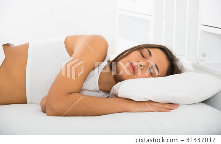 Woman sleeping in bed 31337012
