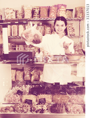 Woman selling cookies and other fillings Woman selling cookies and other fillings 31337013