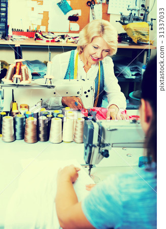 Tailor using sewing machine 31337033