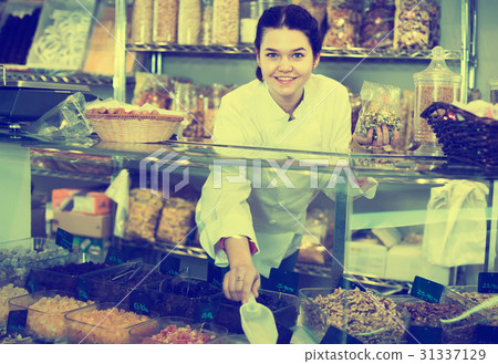 Vendor recommends sweet fruit nuts 31337129