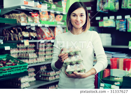 Girl customer looking for natural eggs 31337627