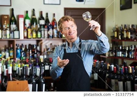 Seller man in wine store 31337754