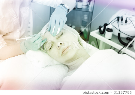 Doctor making injection 31337795