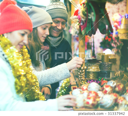 Smiling parents with daughter of Xmas market Smiling parents with daughter of Xmas market 31337942