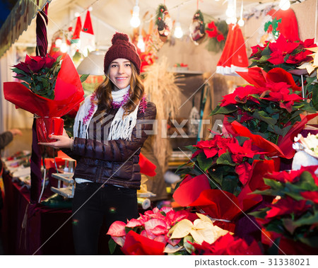 Girl buying Christmas floral compositions 31338021