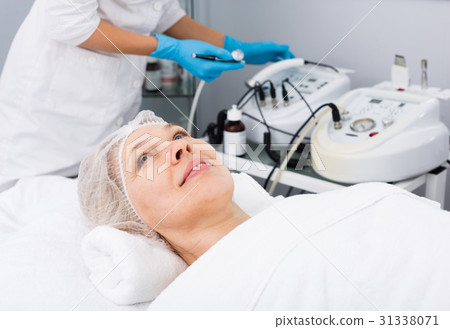 Mature woman having beauty procedures 31338071