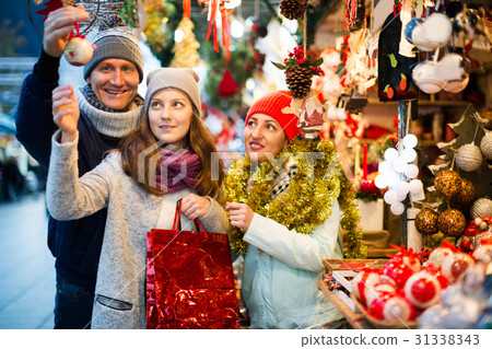 Smiling parents with daughter of Xmas market 31338343