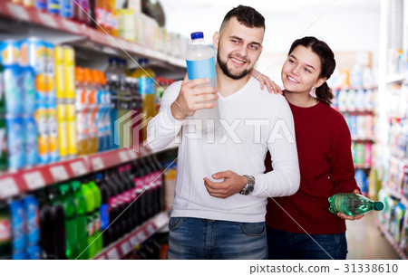 Young family purchasing soft dinks Young family purchasing soft dinks 31338610