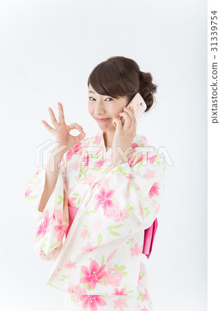 Yukata woman (smartphone) 31339754