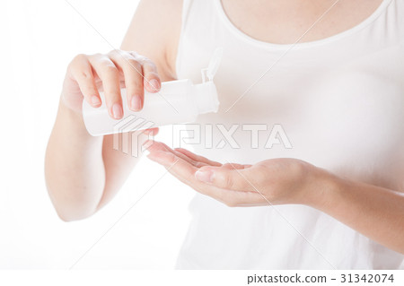 拿著化妝水的婦女 拿著化妝水的婦女 31342074