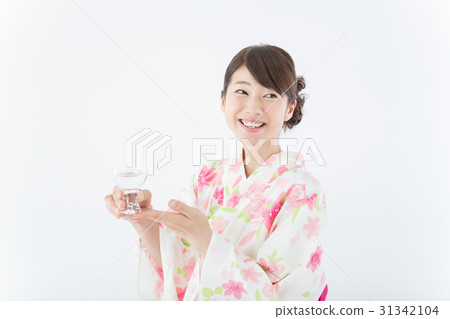 A woman in a yukata (cool wine) 31342104