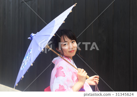 夏天圖像Yukata常設傘的一位小姐 夏天圖像Yukata常設傘的一位小姐 31345624