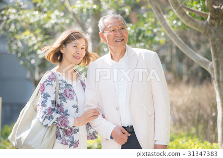 擁抱與微笑的資深夫婦 擁抱與微笑的資深夫婦 31347383